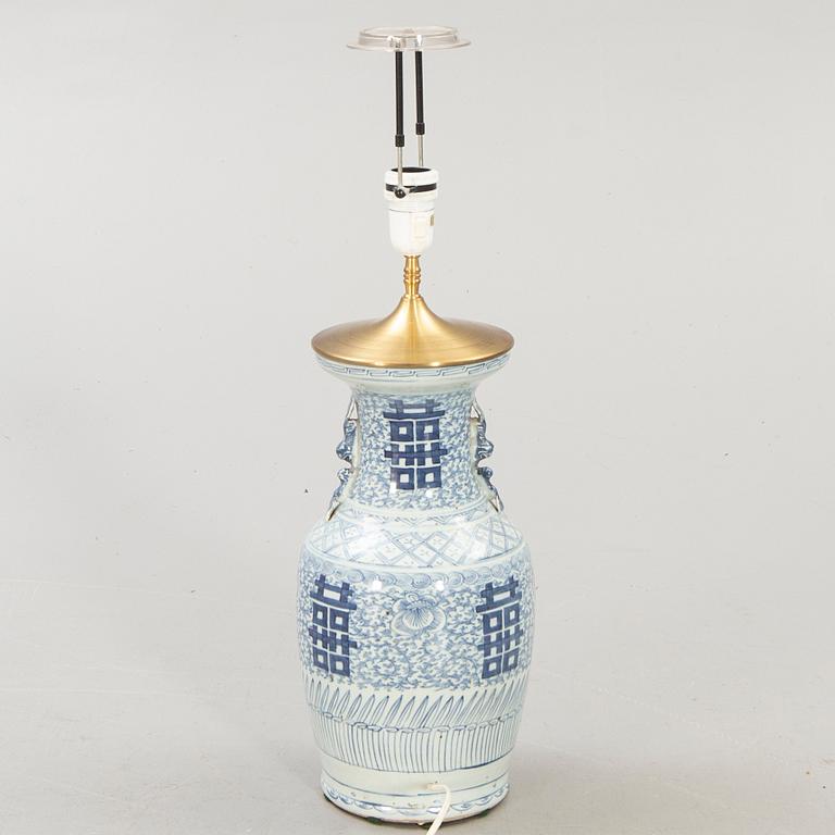 A Chinese porcelain table lamp around 1900.