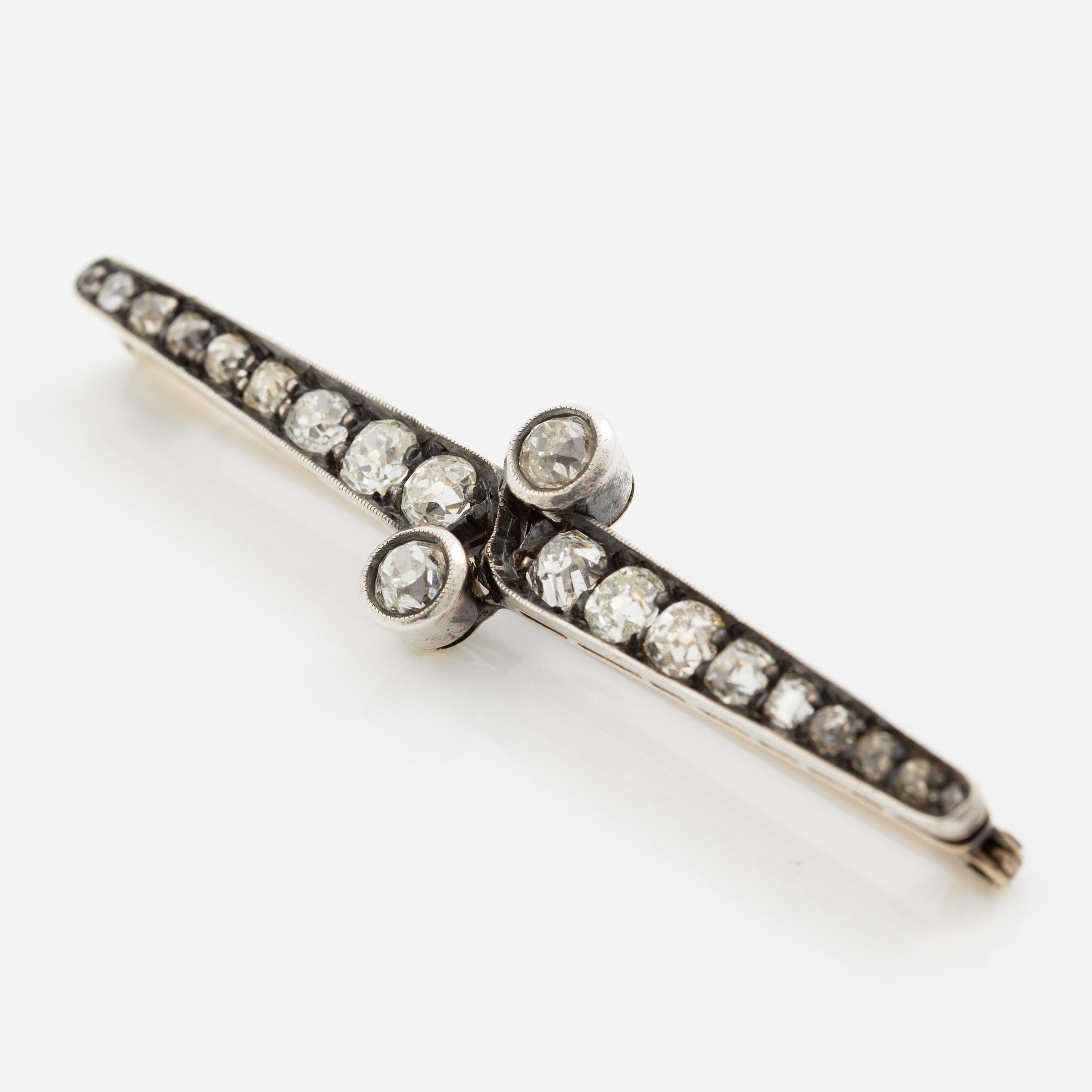 Brooch 14K gold and set with old-cut diamonds in various shapes.