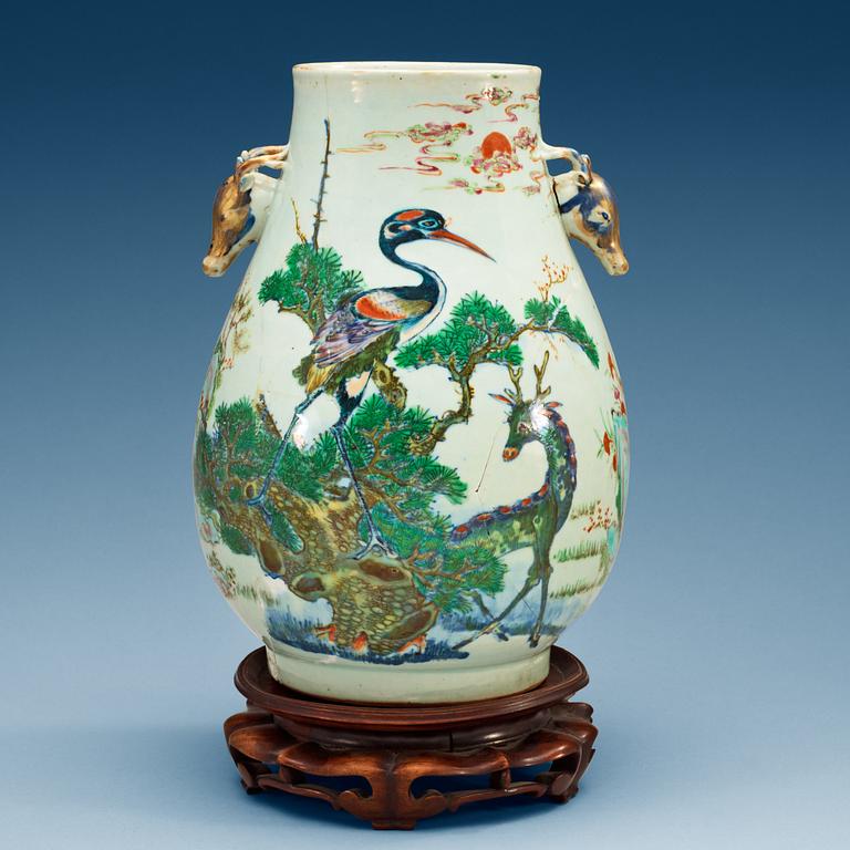 A wucai vase, Qing dynasty, with six charakter Qianlong mark.