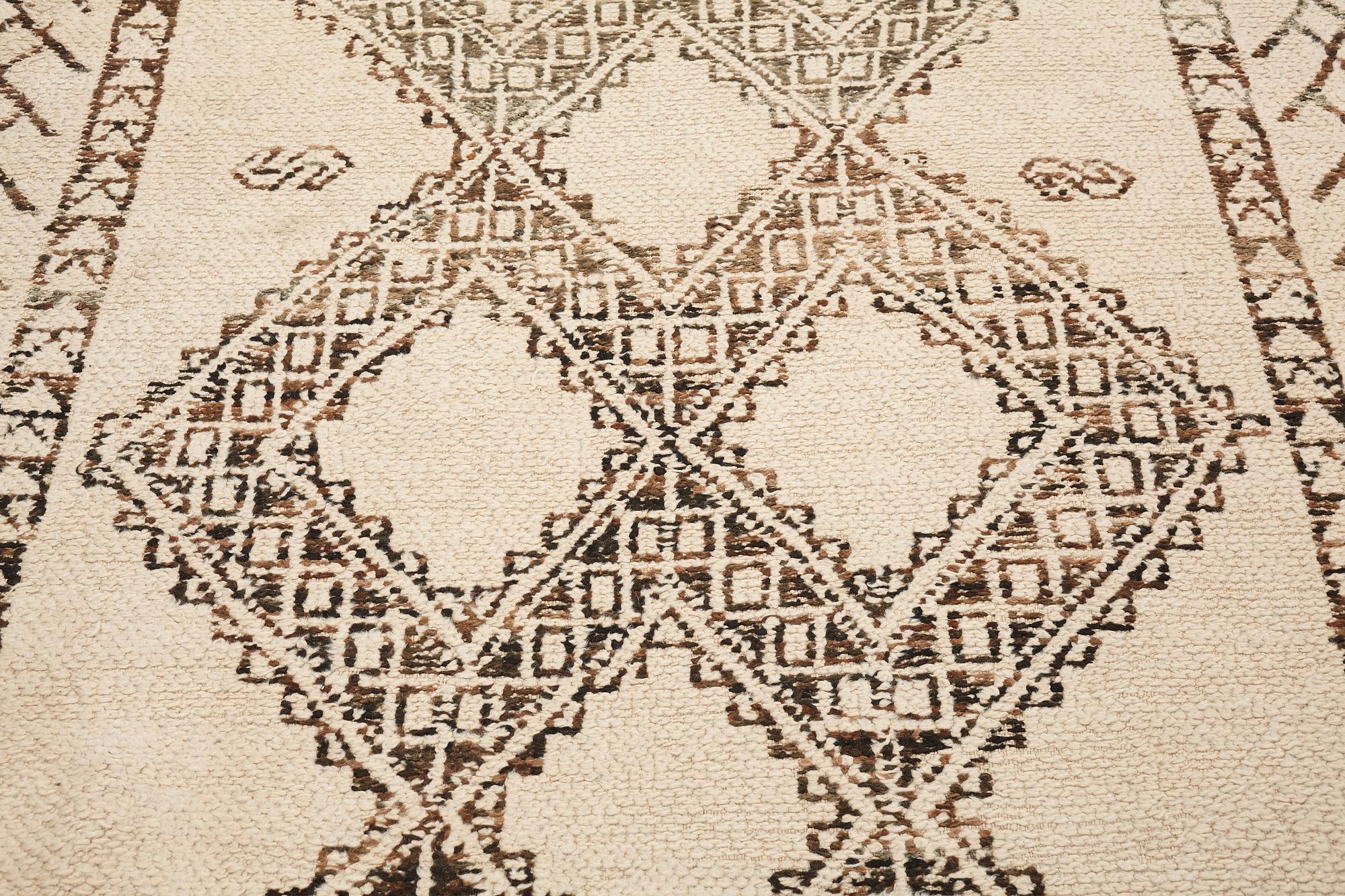 Matta, semiantik Marocko, troligen Beni Ourain, ca 263,5 x 181,5 cm  (samt kortsidorna med ca 8-10 cm slätväv).