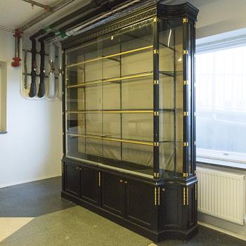 An early 20th century Gustavian style vitrine,