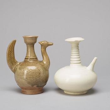 KENDI, två stycken, porslin. Thailand, varav en Sawankhalok, 1500-tal.