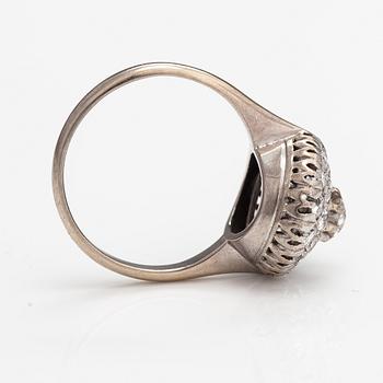 Ring, 18K vitguld och diamanter ca 1.00 ct tot. Hallbergs Guldsmeds Ab, Stockholm 1959.