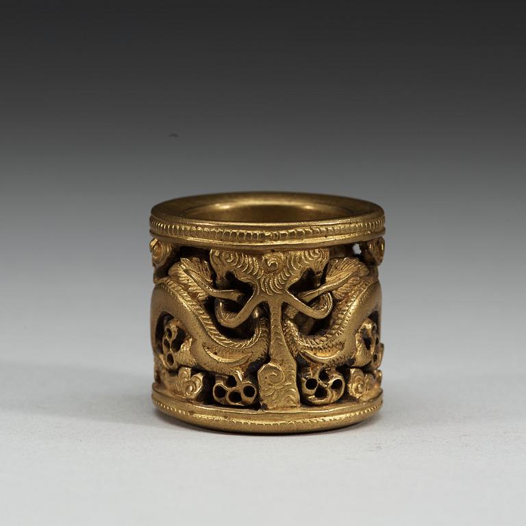 A gilt bronze archers ring decorated with separately fused and inserted dragons, Qing dynasty (1644-1912).