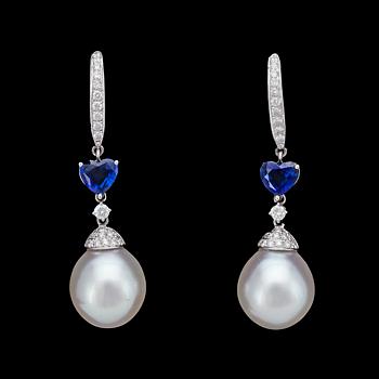 986. A pair of cultured South sea pearl, 12,2 mm, blue sapphire and brilliant cut diamond earrings, tot. app. 0.50 cts.