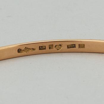 A Wiwen Nilsson 18k gold bangle wih a rock crystal, Lund 1967.