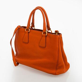 Prada, a 'Vitello Daino Tote' bag.