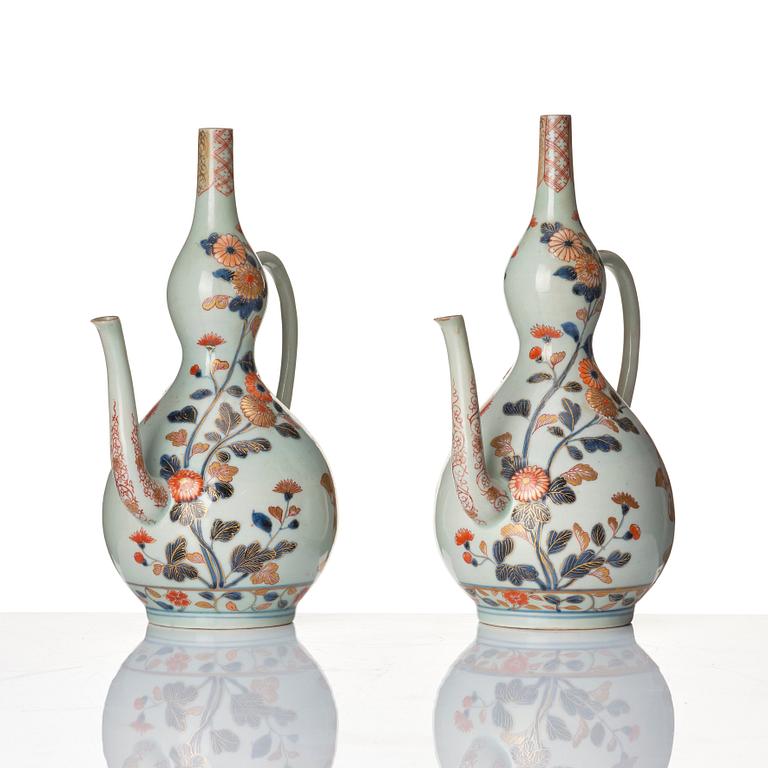 Two Japanese imari wine ewers, Edo period (1666-1868).