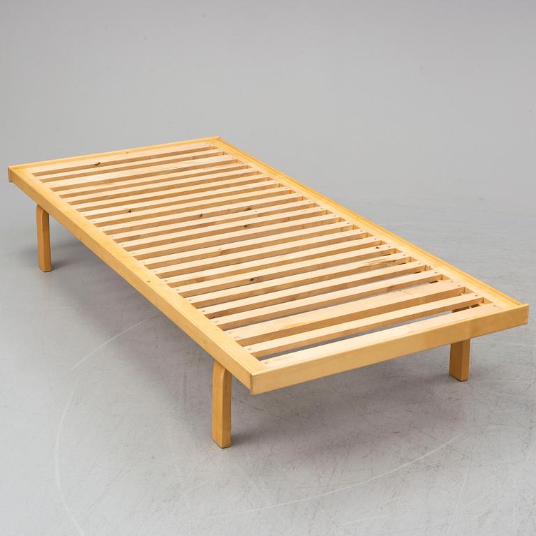 A daybed by Alvar Aalto.