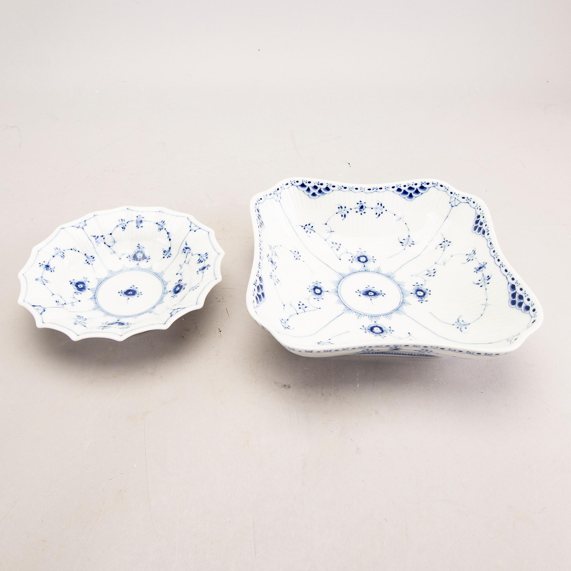 A Royal Copenhagen Muselmalet halvblonde 1940s 51 pcs porcelain dinner service.