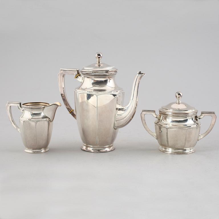 KAFFESERVIS, 3 delar, silver, CG Hallberg, Stockholm 1916/17. Vikt ca 939 gram.