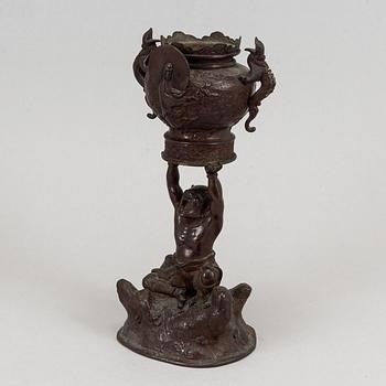 A Japanese bronze censer, Meiji period (1868-1912).