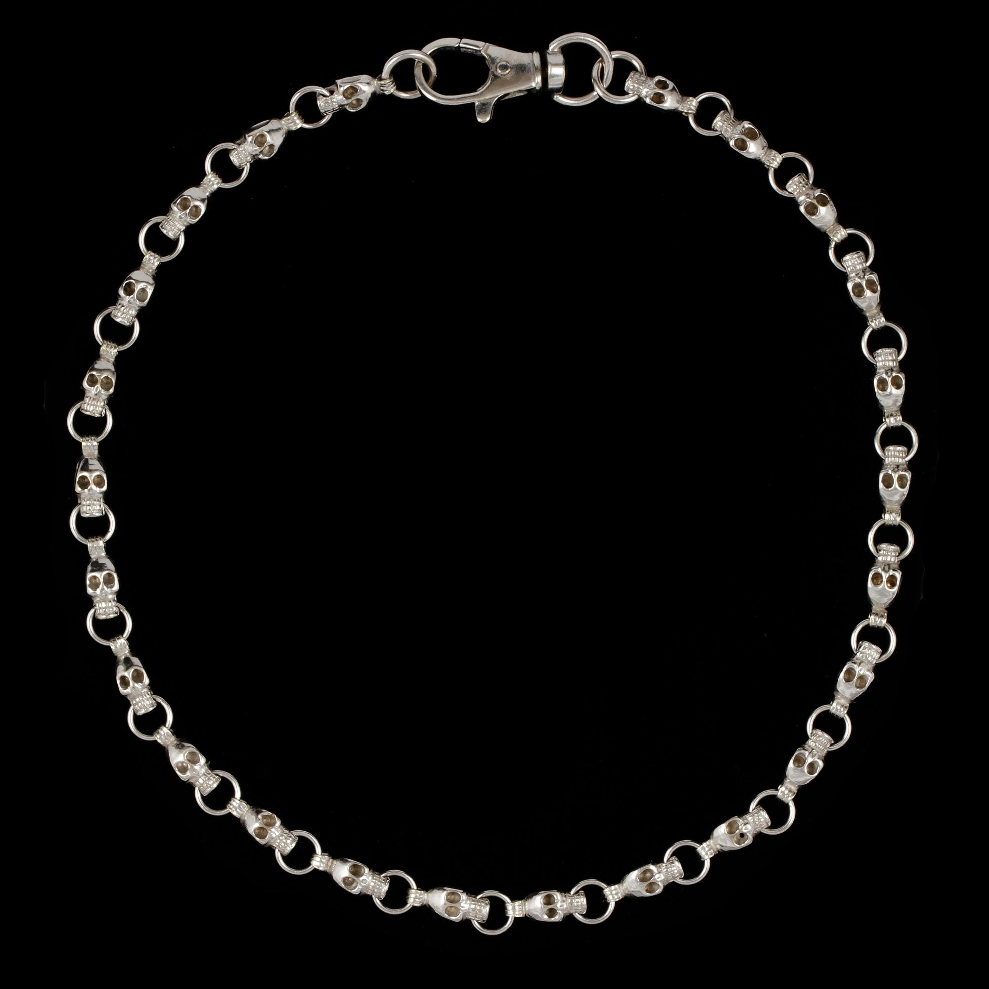 A white gold 'skull' necklace/chain. Weight 81,4 g.