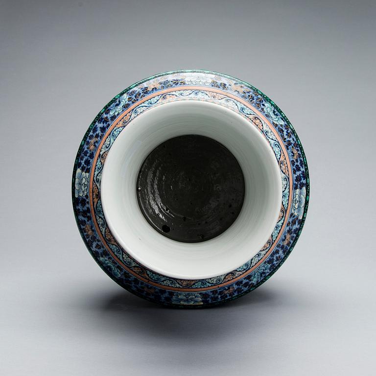 CHINESE PORCELAIN URN, Guangxu 1875-1908.