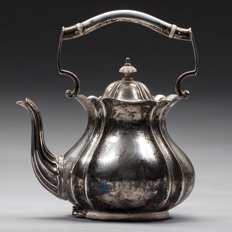 TEKANNA på RECHAUD, silver, England, Birmingham 1916. Totalvikt 1163 g.
