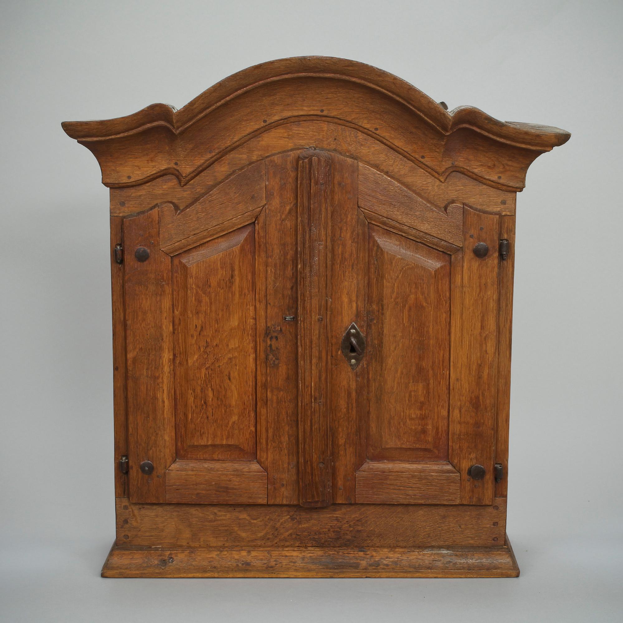 HÄNGSKÅP, ek, Rokoko. 1700-tal.