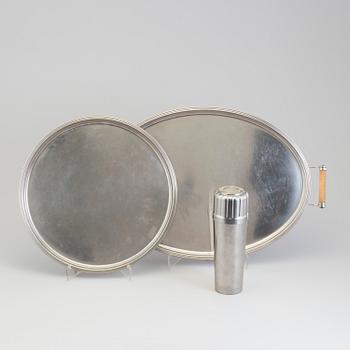 FOLKE AHRSTRÖM, a cocktailshaker and two trays, steel, "Thebe", Gense.