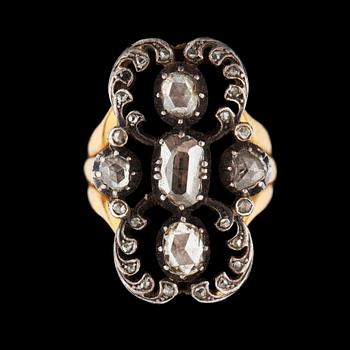 1011. RING med rosenslipade diamanter infattade i silver, 1800-tal.
