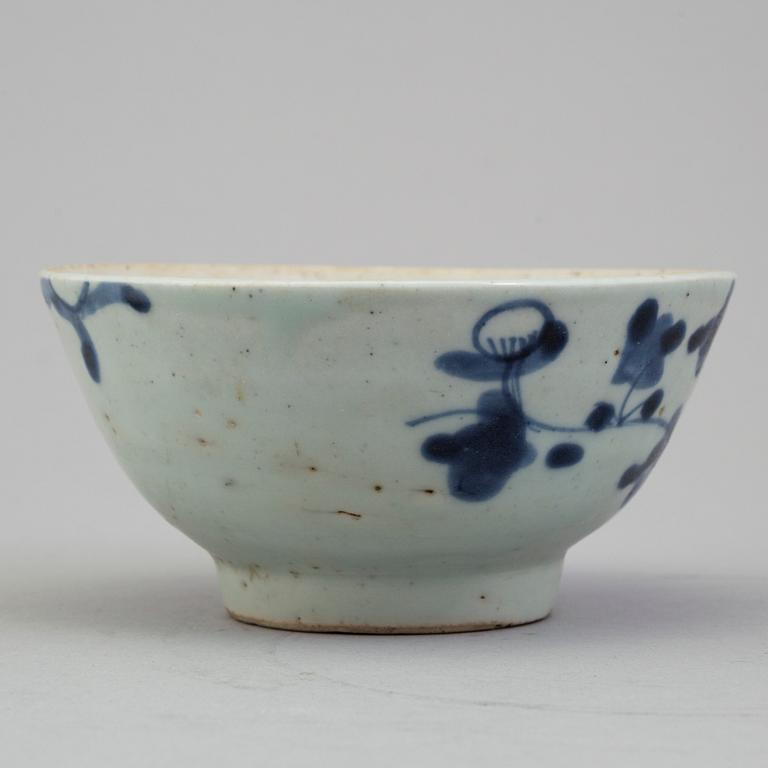 A CHINESE PORCELAIN BOWL AND FOUR PLATES, 18th/19th century.