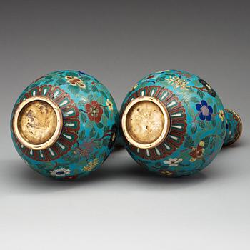 A pair of cloisonné vases, Qing dynasty.