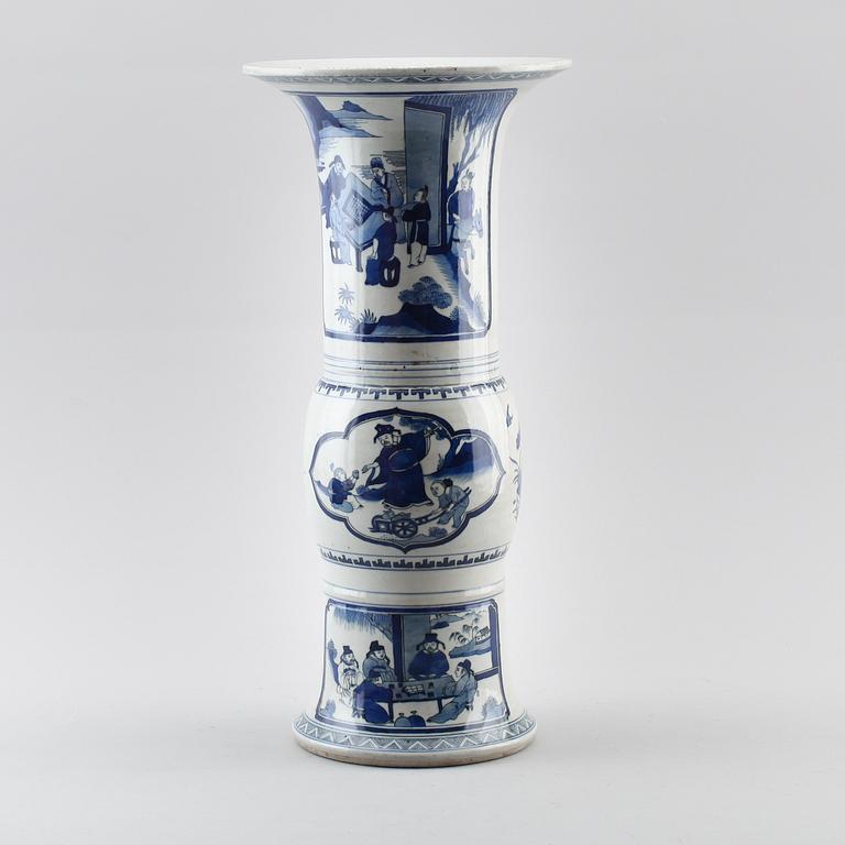 TRUMPETVAS, porslin, Kina, sannolikt 1900-tal.