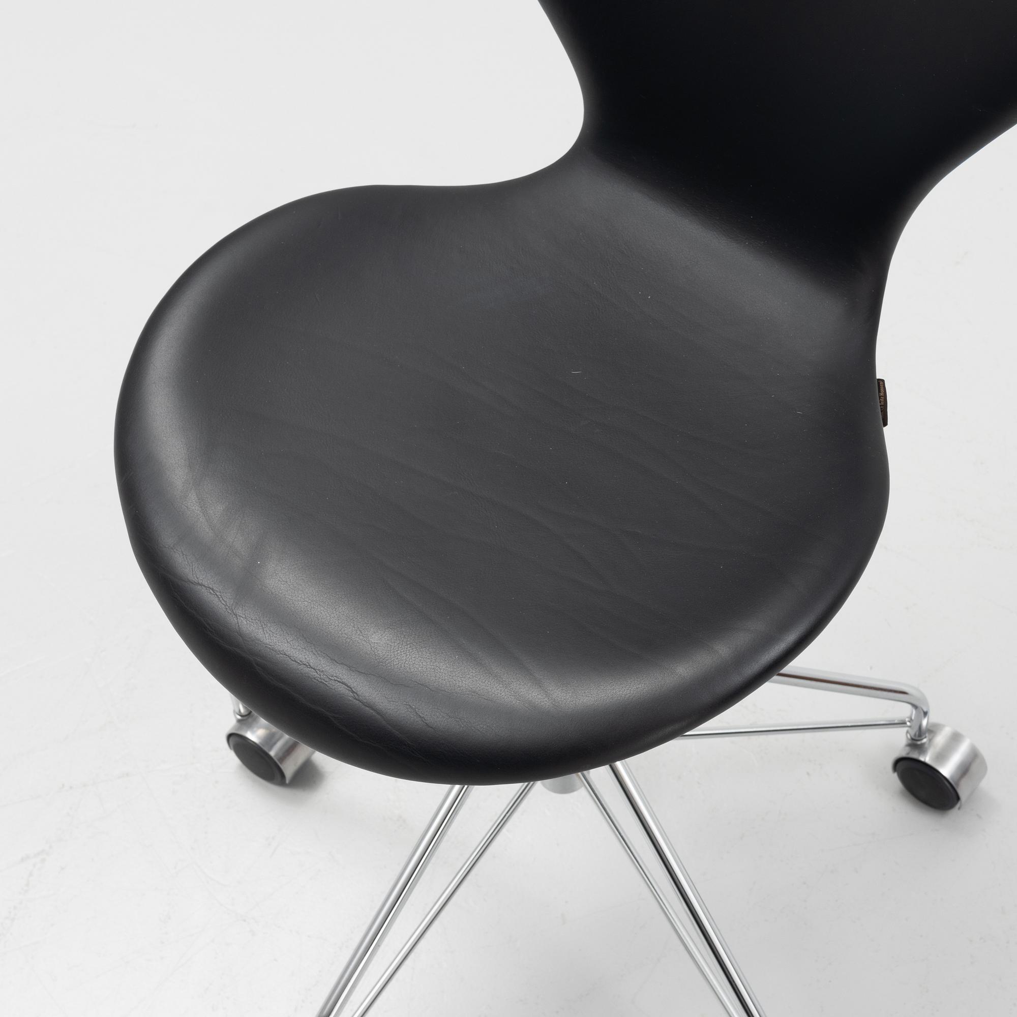 Arne Jacobsen, skrivbordsstol, "Sjuan", Fritz Hansen, Danmark, daterad 2017.