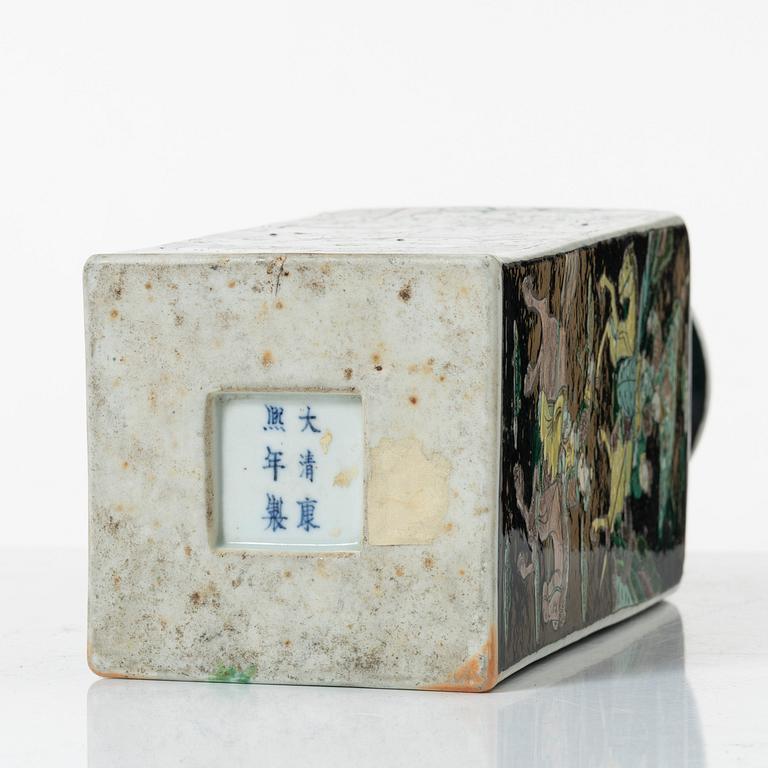 Vas, porslin. Sen Qingdynasti, omkring 1900.