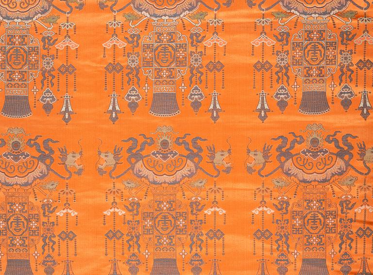 A Chinese silk bed spread/drapery, late Qing dynasty, circa 1900.