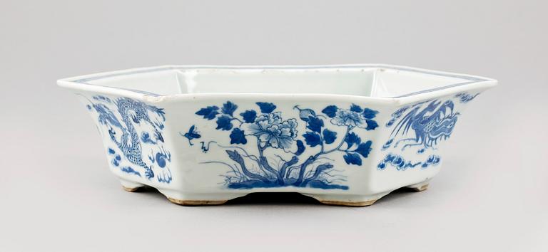 JARDINIERE, porslin. Kina, 1900-tal.