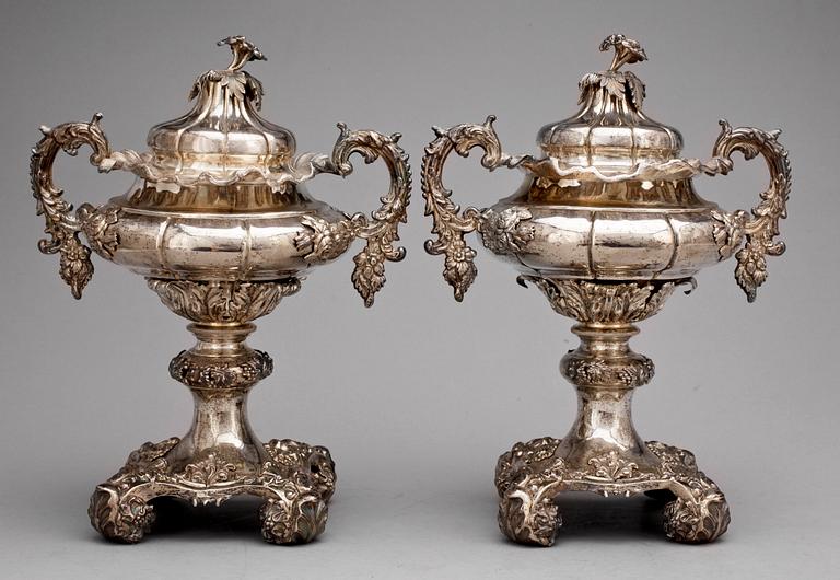 SOCKERSKÅLAR, ett par, silver, Gustaf Möllenborg, Stockholm, 1846. Tot vikt ca 1390g.