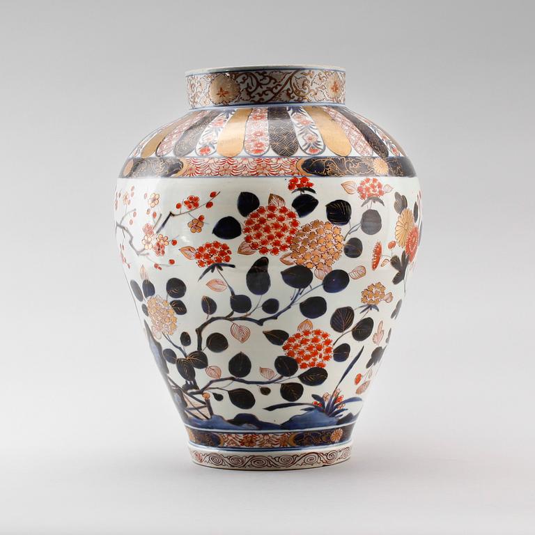 URNA, porslin, Japan, troligen 1800-tal.