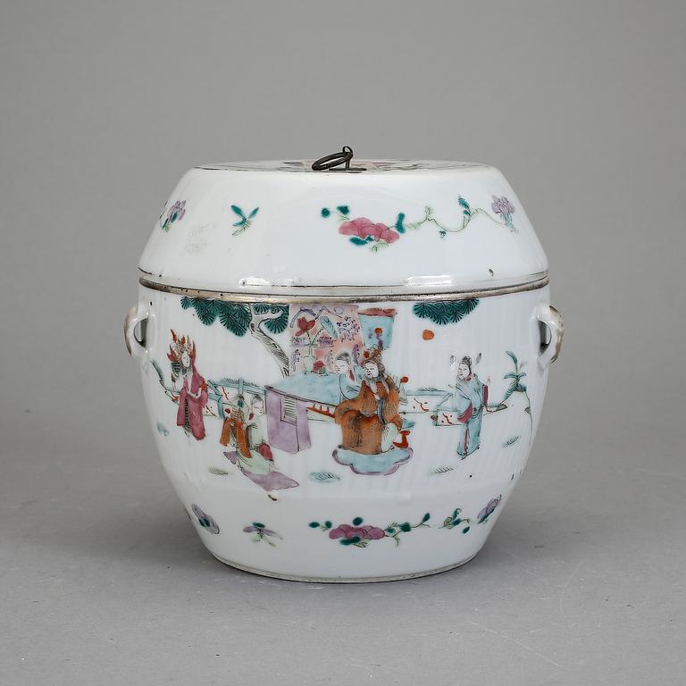 KAROTT MED LOCK, porslin, Kina omkring 1900.
