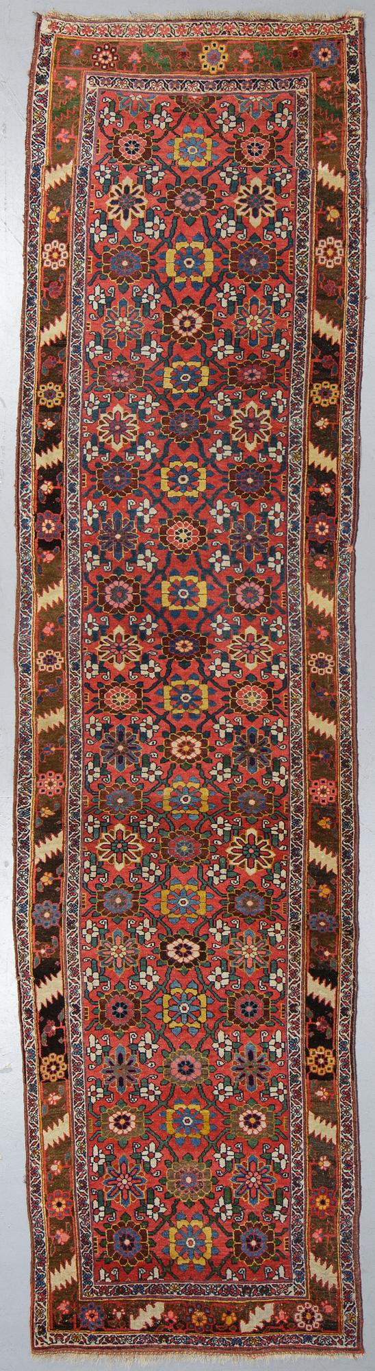 Matto, A runner, an antique West Persian/Northwest Persian, ca 417,5-425 x 101-107 cm.