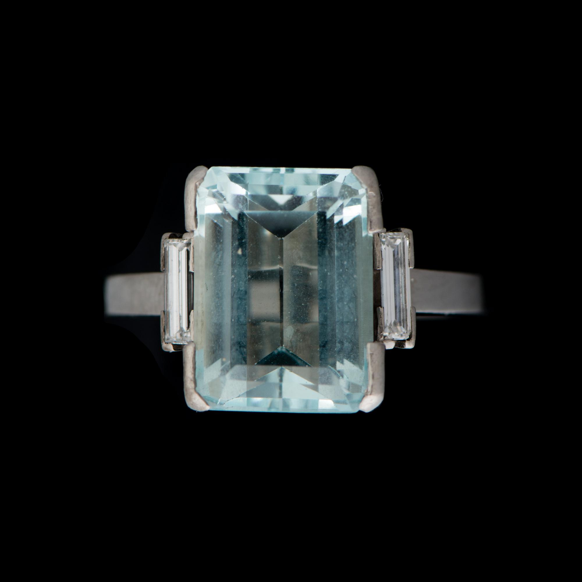 RING, fasettslipad akvamarin, baguetteslipade diamanter, palladium. A. Tillander, Helsingfors.