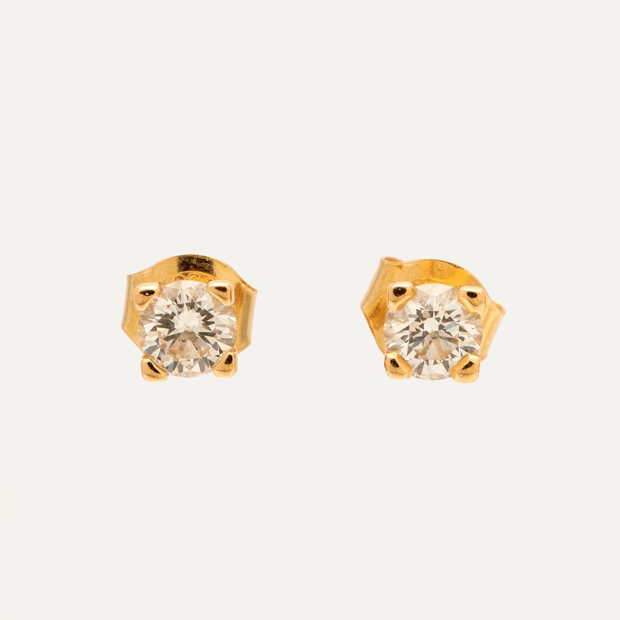 Örhängen, ett par, 18K guld med diamanter.