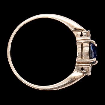 RING, 18k vitguld med safir och briljantslipade diamanter. Vikt 3g.