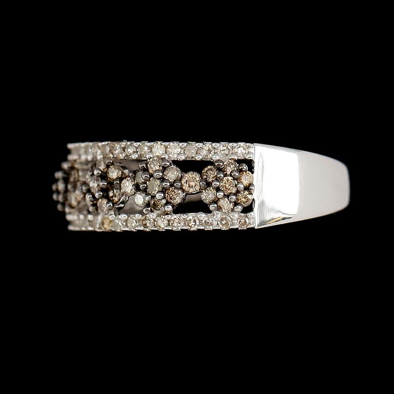 RING, 10 k vitguld, briljantslipade diamanter tot ca 0.63 ct.