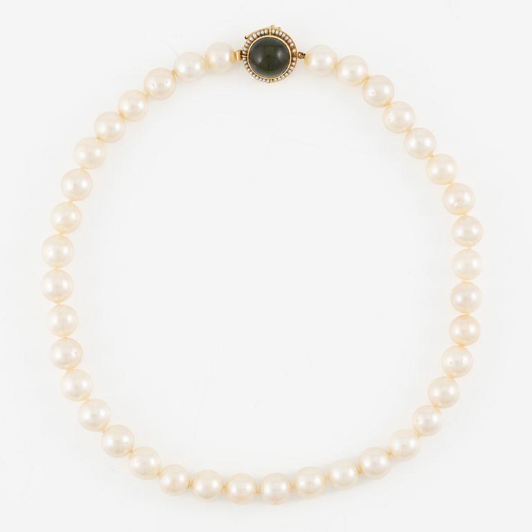 Atelier Stigbert, necklace of cultured pearls and clasp 18K gold with cabochon-cut green tourmaline.