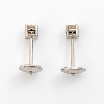 18K white gold earrings with brilliant-cut diamonds.