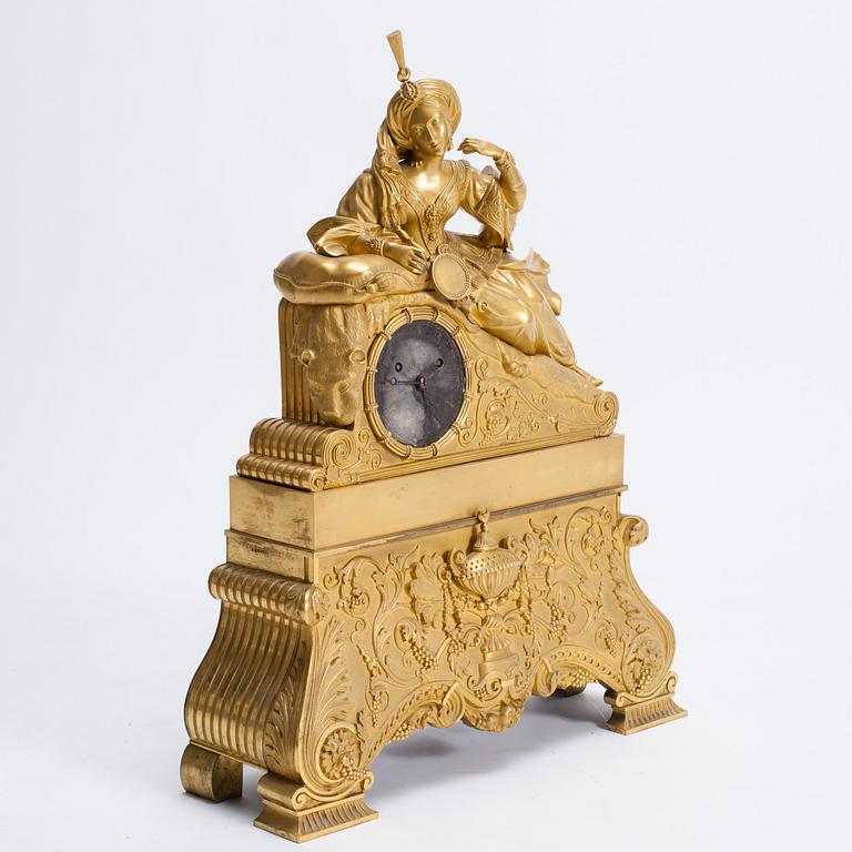 BORDSPENDYL, förgylld brons, L. Hennert, Frankrike, ca 1830.
