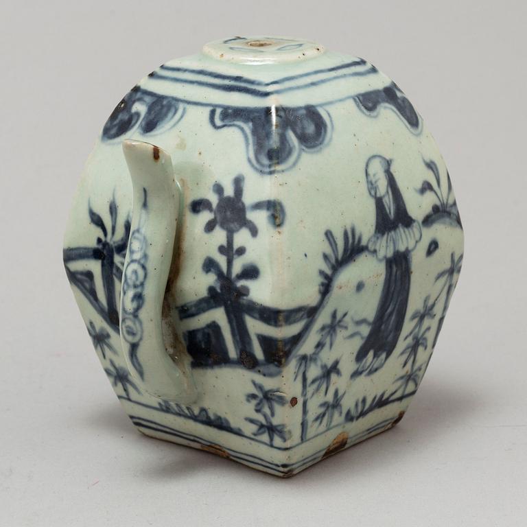 Three Chinese porcelain items, 18th-20th Century.