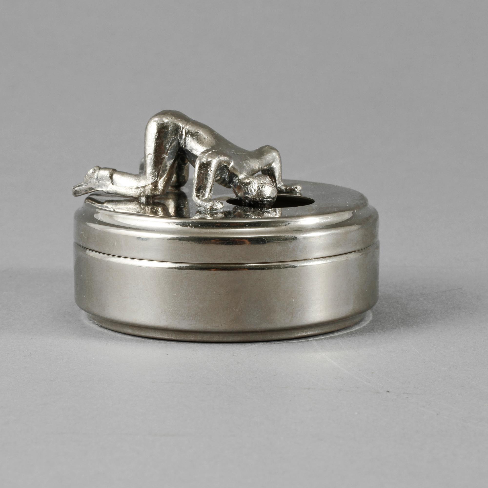 MANSCHETTKNAPPSASK, vitmetall, 1900-talets andra hälft.