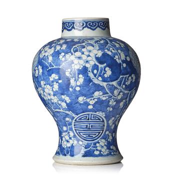 1160. Vas, porslin. Qingdynastin, Kangxi (1662-1722).