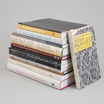 BOOKS, 15 pieces, subject: silk, woven textiles and related topics.