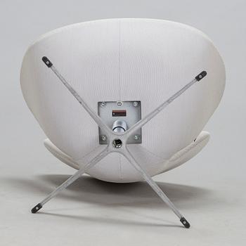Arne Jacobsen, fåtölj, "Svanen", för Fritz Hansen, 2016.