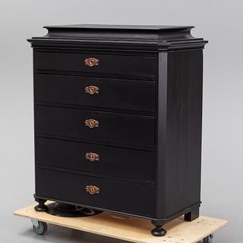 A painted chest of five drawers from around  1900.