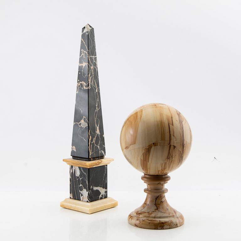 Obelisk och klot med ställ, 1900-talets andra hälft.