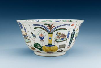 1565. A large famille verte punch bowl, Qing dynasty, Kangxi (1662-1722).