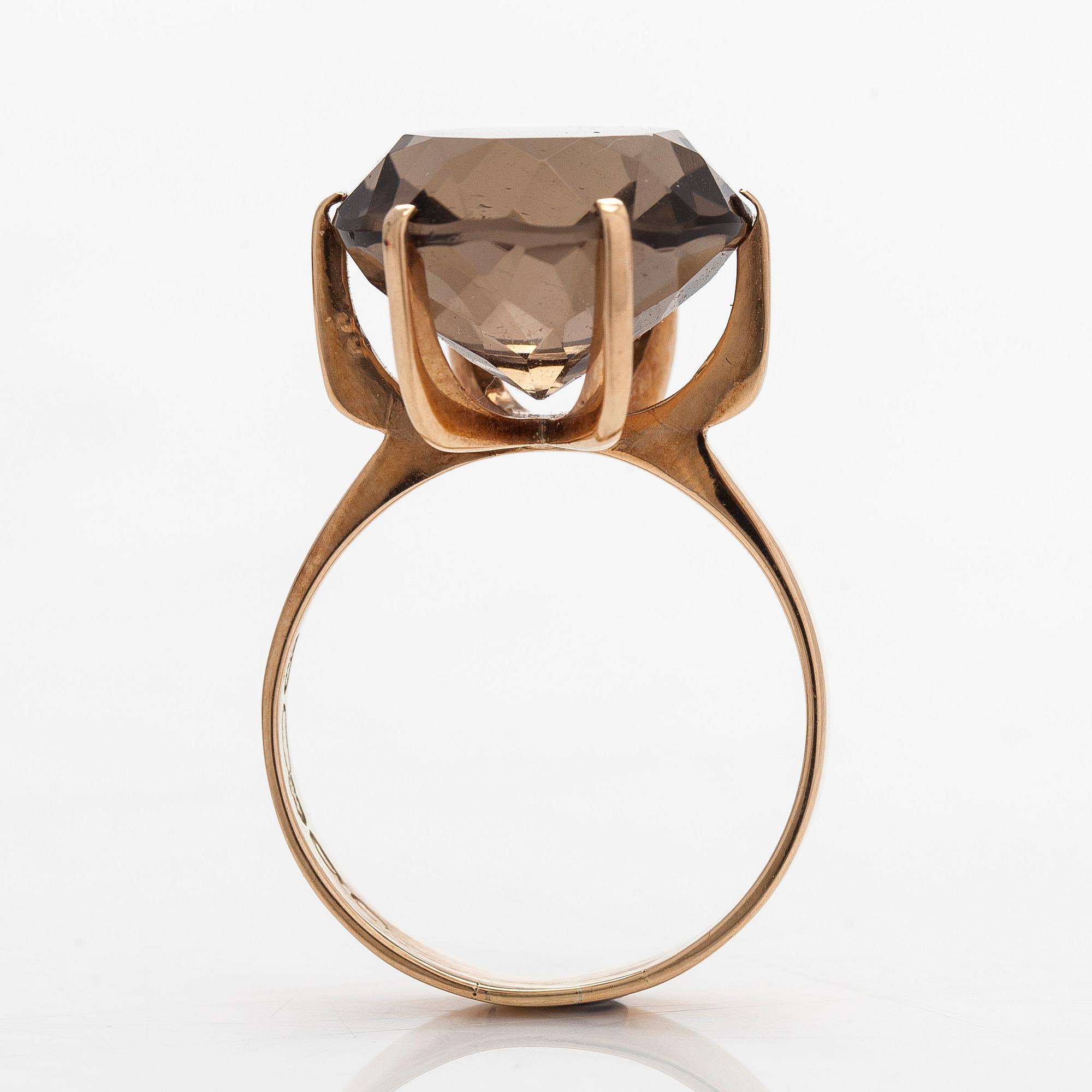 Ring, 14K guld, rökkvarts. Westerback, Helsingfors 1964.