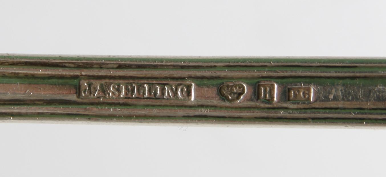 SALT- OCH PEPPARSTRÖARE, 4 st, 2 st MATSKEDAR(1800-tal), silver.